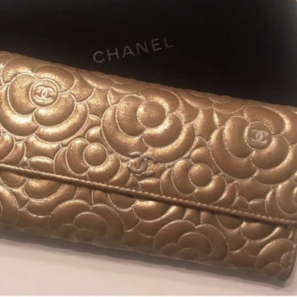 Chanel Camellia Wallet - Picture 7 of 9